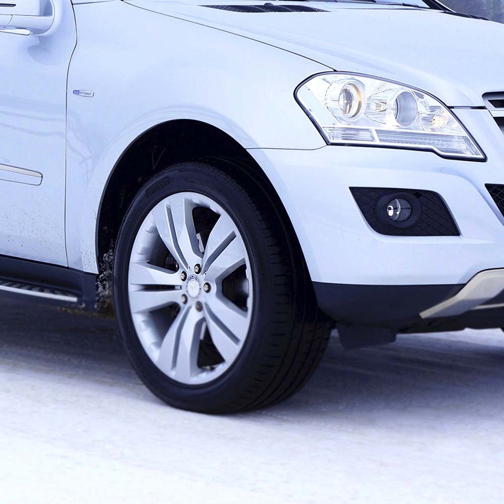 Neumáticos de invierno en León, coche blanco